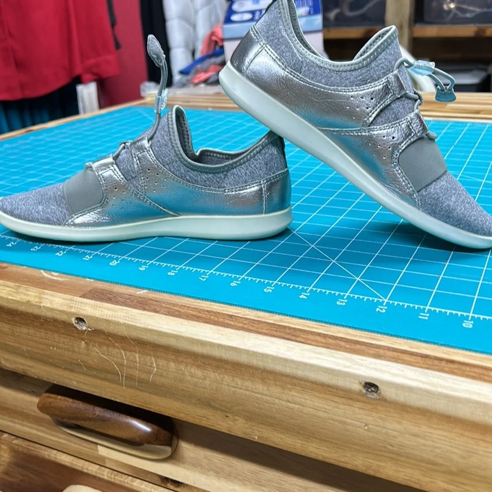 ECCO gray‎ and silver tennis shoes no tie